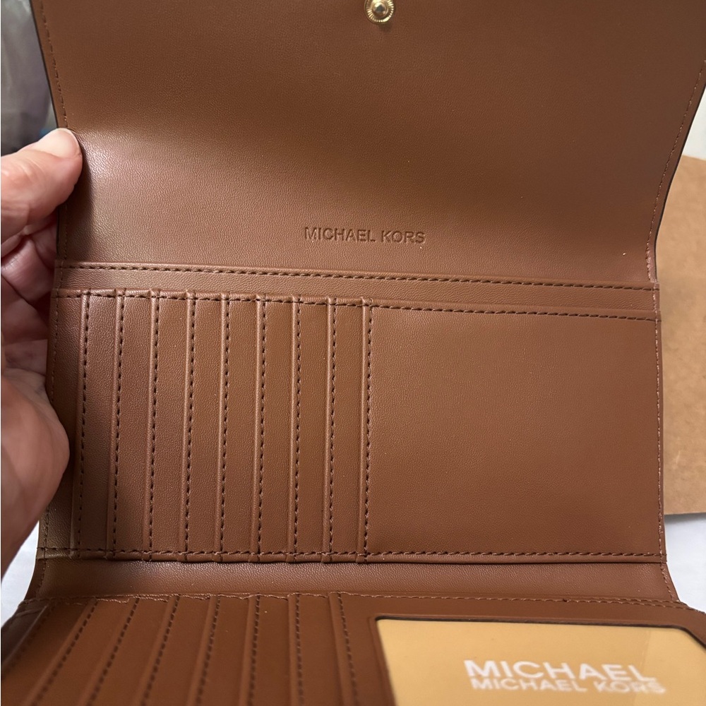 MICHAEL KORS NEW WITH TAGS Jet Set Travel Trifold wallet. - Picture 3 of 5